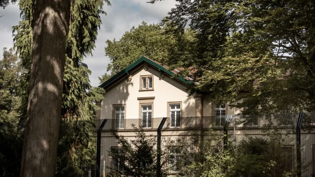 Geflohener Straftäter aus Klinik in Emmendingen greift Kind an: Zweite Flucht binnen weniger Tage aus forensischer Klinik in Emmendingen